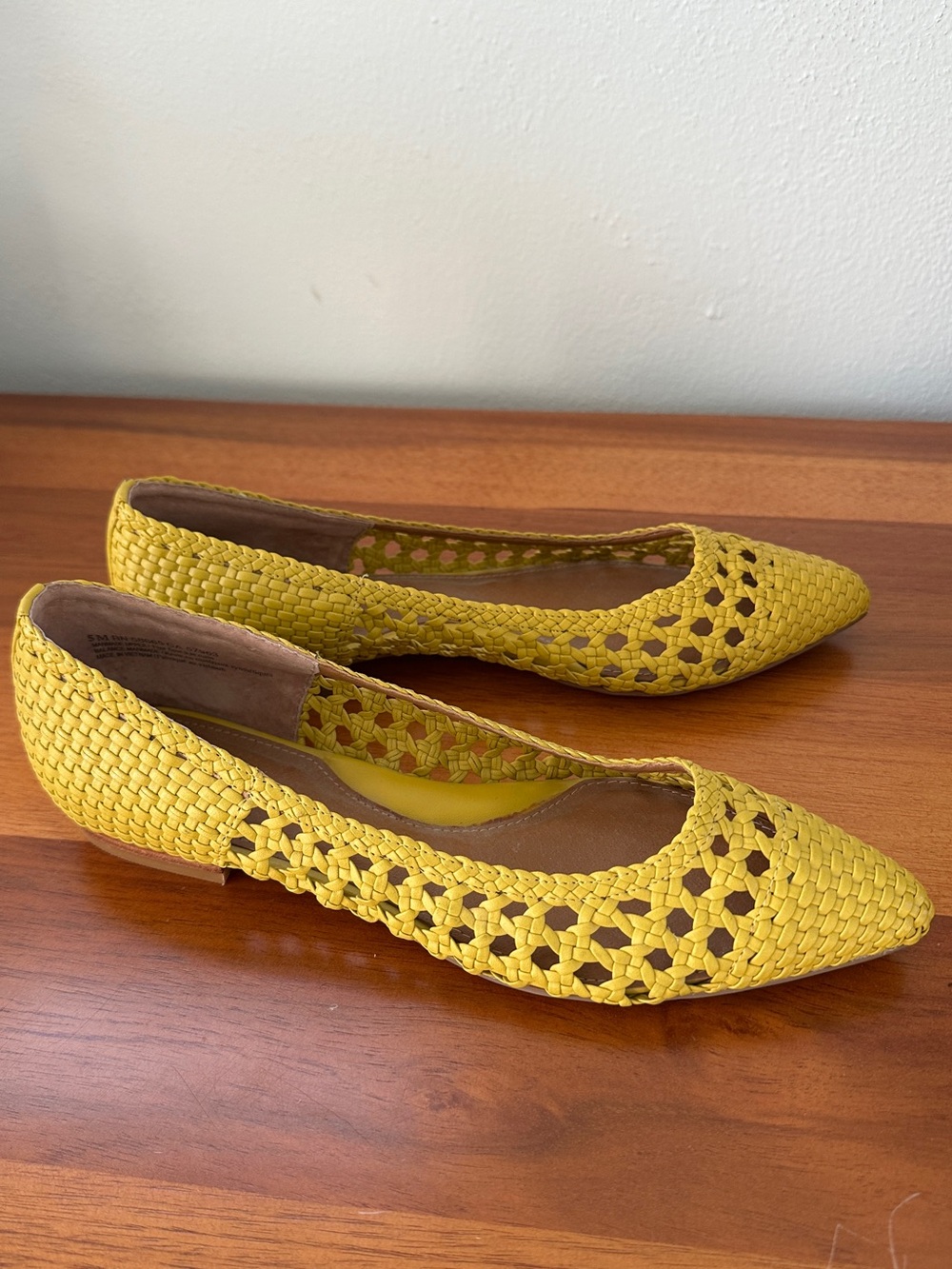 Caslon size 5M Women’s Yellow Woven Pointed-Toe Flats. NWOT